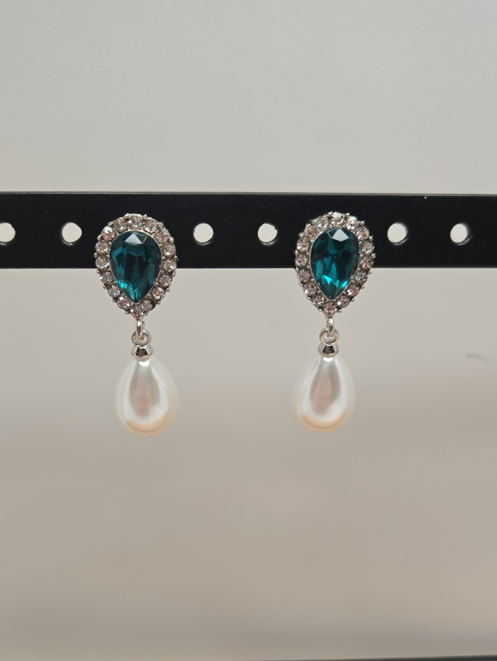 Teardrop Emerald Crystal & Pearl Drop Earrings Classic Elegance COSTUME JEWELRY